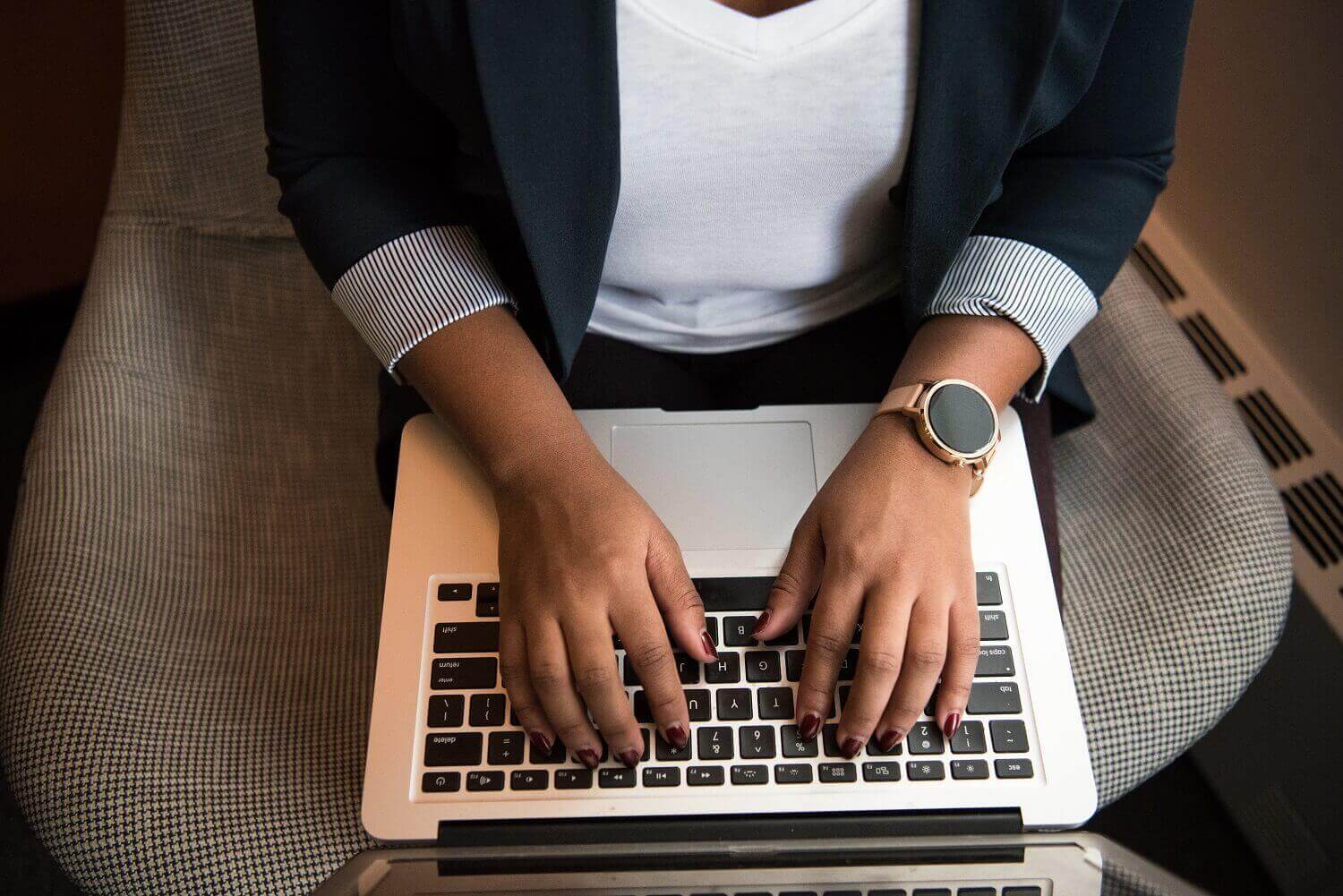 Melamar kerja secara online menggunakan email