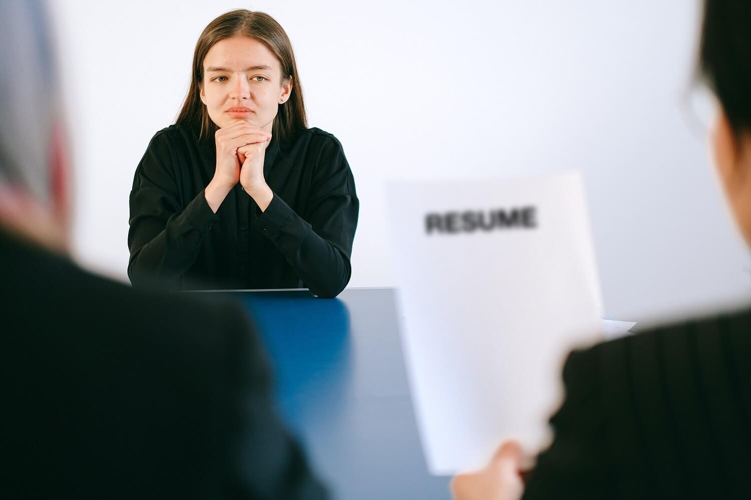 Resume dibaca oleh rekruter saat interview kerja