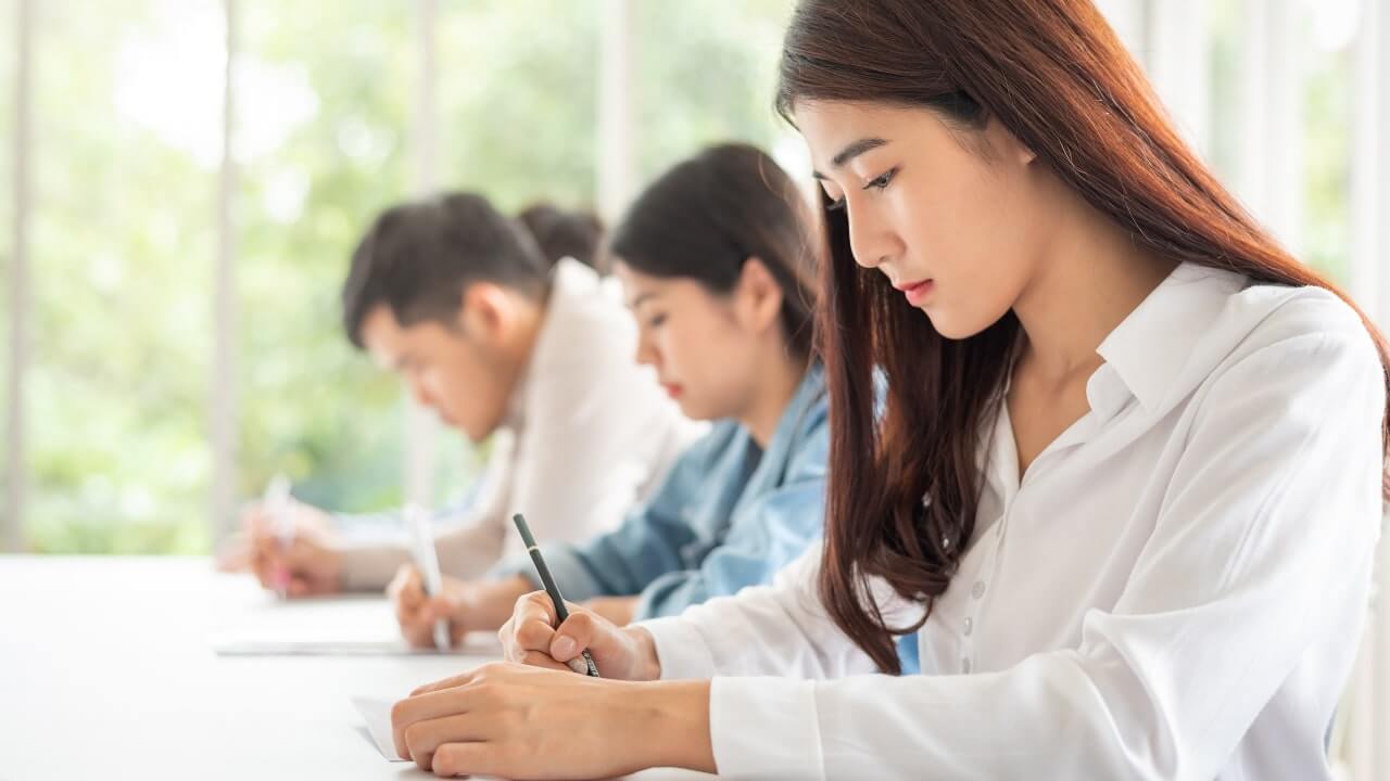 Jobseeker sedang melakukan tes psikotes kerja