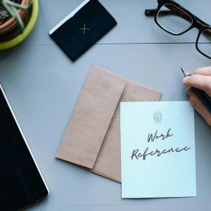 Surat referensi kerja di atas meja